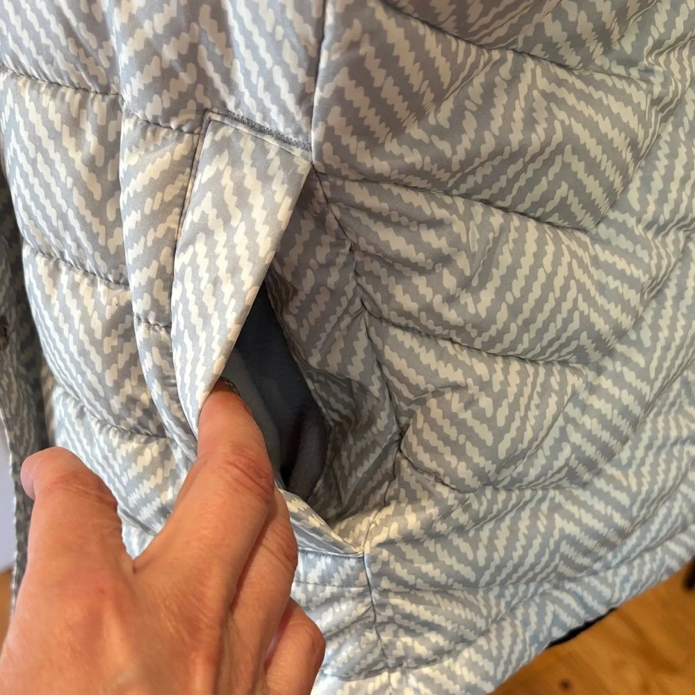 GAP Women's Chevron Quilted Vest - White and Gray - Picture 2 of 4